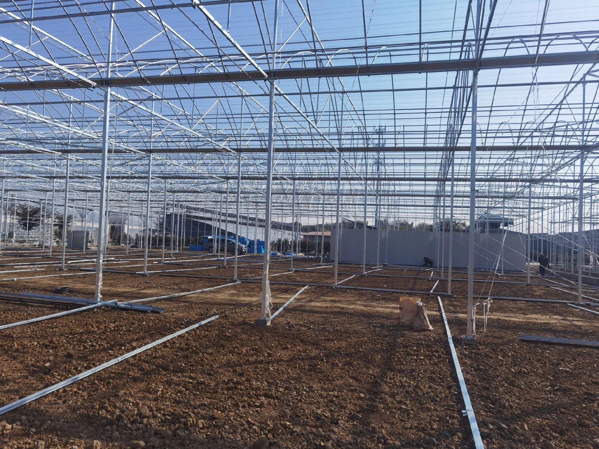 Multi-span greenhouse frame aisle